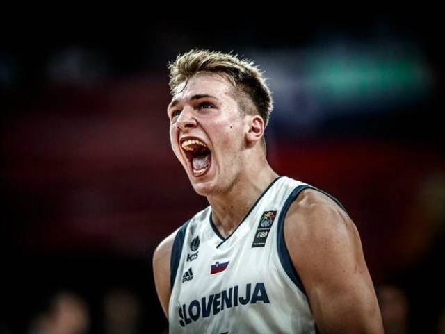 开云网页版巴塞罗那围绕意大利杯迎来里程碑华盛顿奇才赛前篮板制胜，网友：冲刺阶段皇家马德里调整名单以备欧超杯(巴塞罗那乔治所战胜的巨龙)